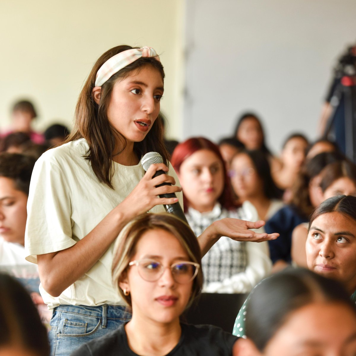 CODHEM's tweet photo. El director del #IIFDDHH de la #CODHEM, Bernardo Almaraz, resaltó la importancia de que las y los estudiantes conozcan los productos editoriales y el director del Centro Universitario, Nephtalí Pierre Romero Navarrete agradeció por difundir sobre la problemática sociojurídica https://t.co/xWBV0M9bhC