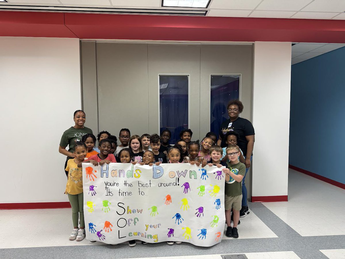 Kindergarten presented 3rd grade with a poster wishing them luck on SOLs that started last week! @JaradM @ChandaMason7 @HamptonCSchools @HCS_TitleI