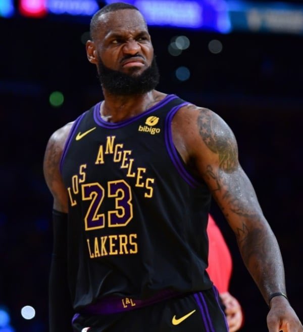 LakersLead's tweet photo. RT TO CONGRATULATE LEBRON JAMES ON HIS 20th ALL-NBA SELECTION! 🐐 https://t.co/H3FIeX5k6S