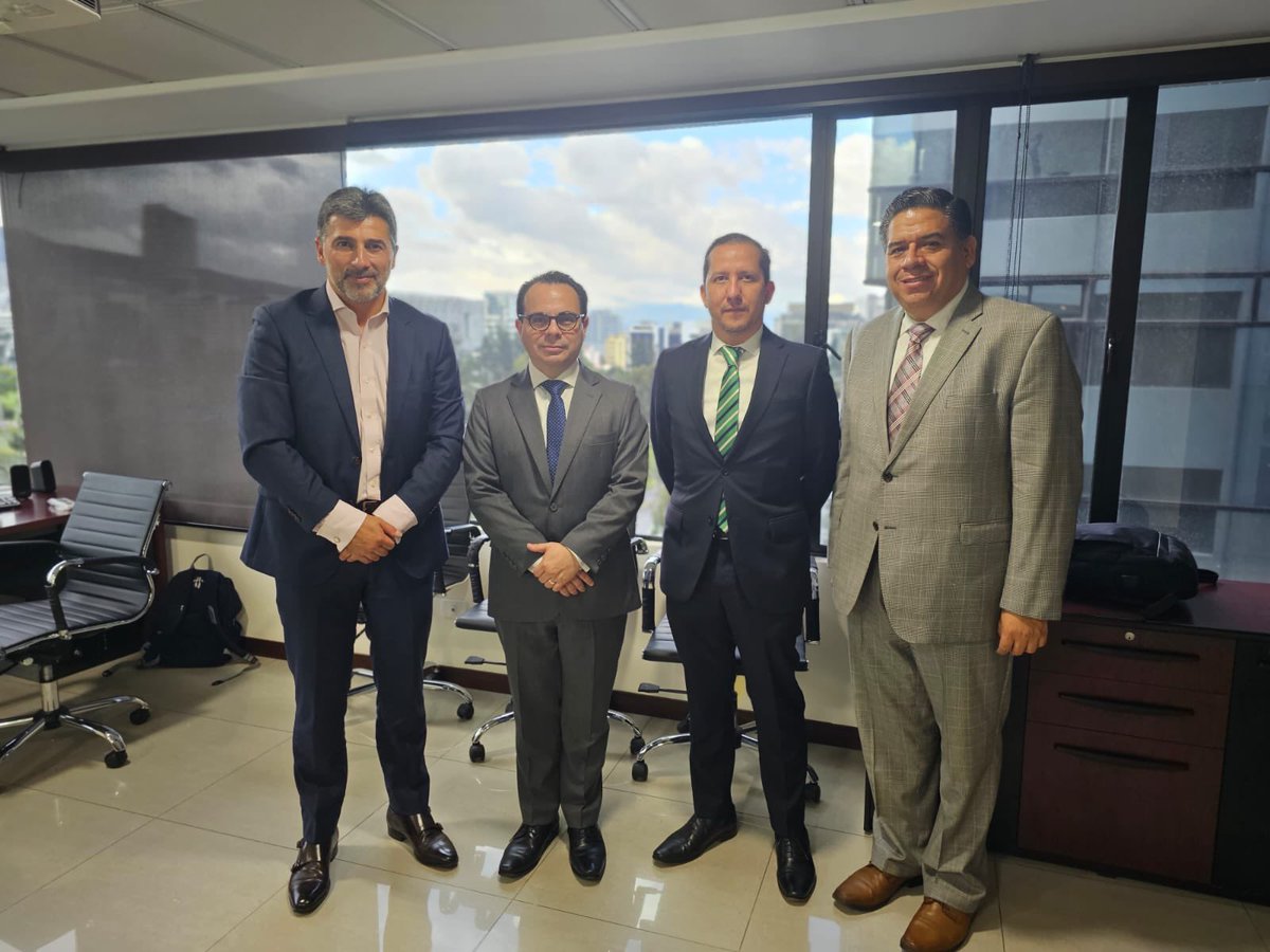 alafar_ecuador's tweet photo. Esta tarde, el presidente del directorio de #Alafar, Sebastián Joffre, mantuvo una fructífera reunión con el nuevo superintendente de protección de datos, el abogado Fabrizio Peralta Díaz (@fpdgye).
Le deseamos éxitos en su gestión, seguros que su labor fortalecerá el trabajo de la Superintendencia y permitirá consolidar a #Alafar como un socio estratégico clave en el sector farmacéutico.
🤝🏻 Nos alegra continuar generando conexiones que permitan impulsar el desarrollo de nuestra industria en distintos ámbitos.