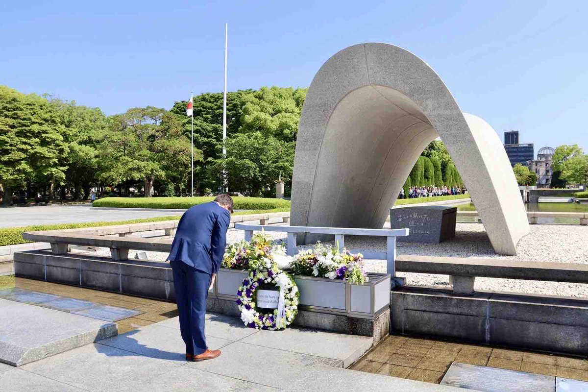 来日中の英国王立国防大学の海外研修メンバーが、広島平和記念公園で、原爆被害者の方々への哀悼の意を示すために献花を行いました。その後資料館を見学し、被爆体験者の方から貴重なお話を伺いました。