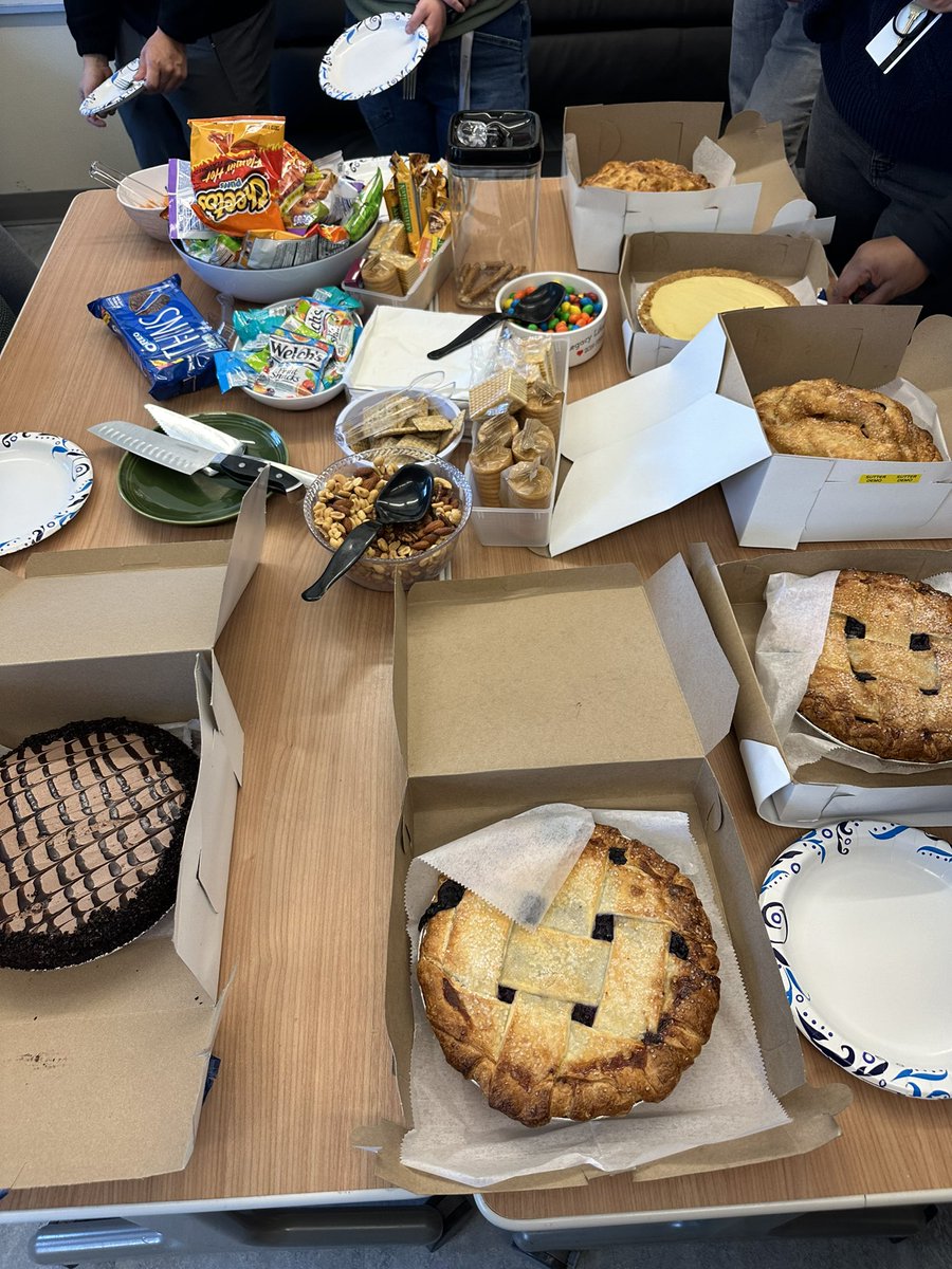 JMLection's tweet image. Pipettes and Pies today at FIR with Sutter Instruments @FIRbees @MBLScience #FIRbees