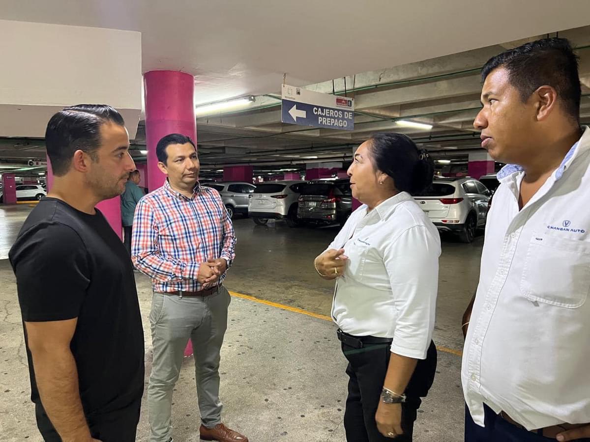 Tarifas abusivas, cobros “a la mano” de empleados, máquinas descompuestas, robos sin responsabilidad, entre muchas quejas más, llevaron al @AytoCancun a clausurar hoy cajeros y ‘plumas’ en estacionamiento de #PlazaLasAmericas #Cancun. Bravo. Ojalá así los dejen. Por gandallas.