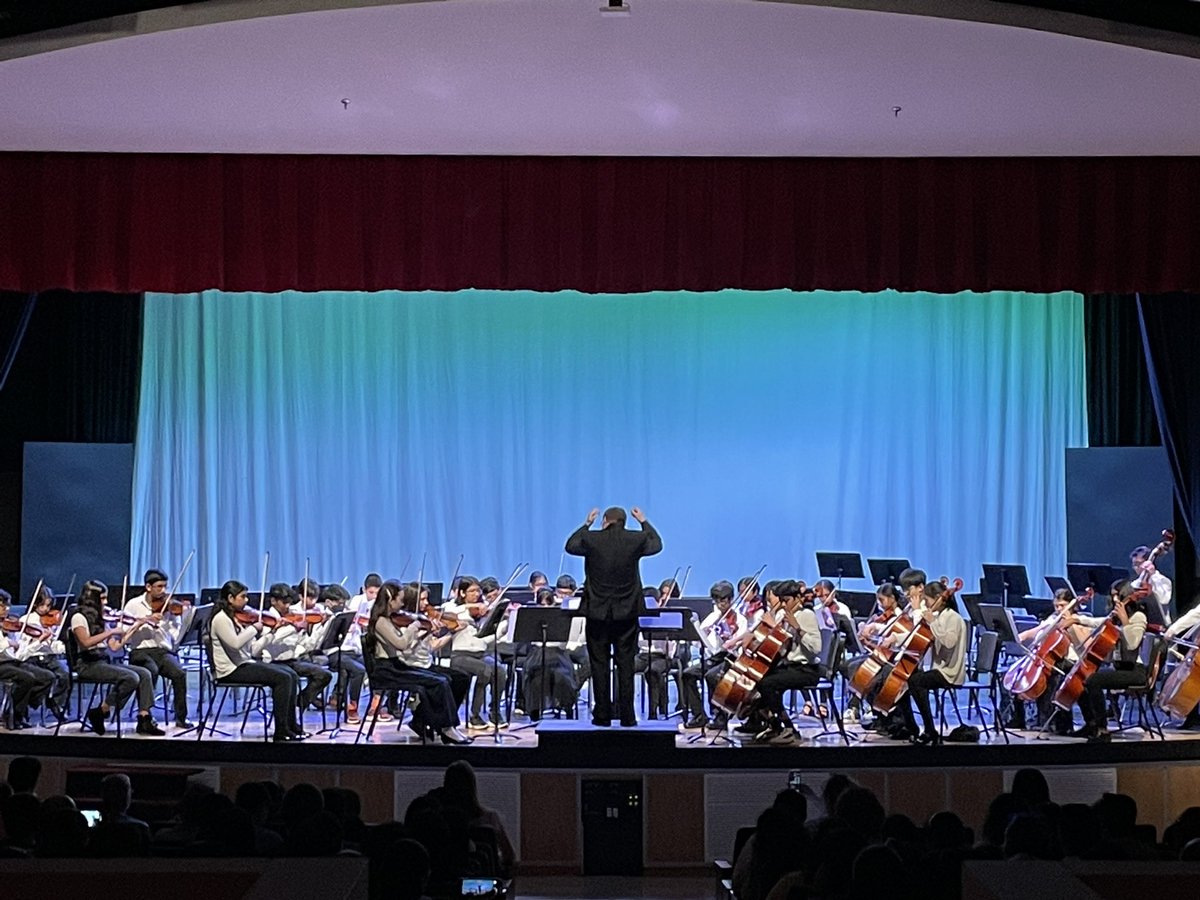 DrSchimpfCMS's tweet image. @mrHamnettCMS tells me our 6th grade musicians sound great at the band and orchestra concerts tonight! Well done #Panthers! #TEAMCommUNITY #wwprsd