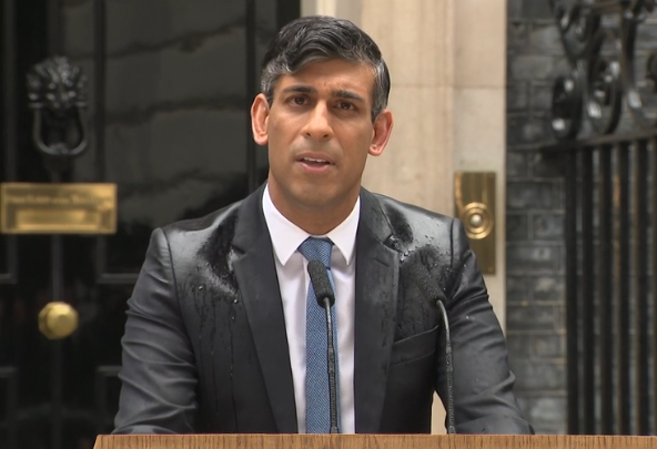ManyATrueNerd's tweet photo. It somehow sums up our current Government that the Prime Minister came out to announce the election, and nobody, not one person in Downing Street, noticed it was raining, and considered that maybe the PM should wear a coat, or stand under an umbrella. Comical incompetence. https://t.co/SRHhmfnK2e