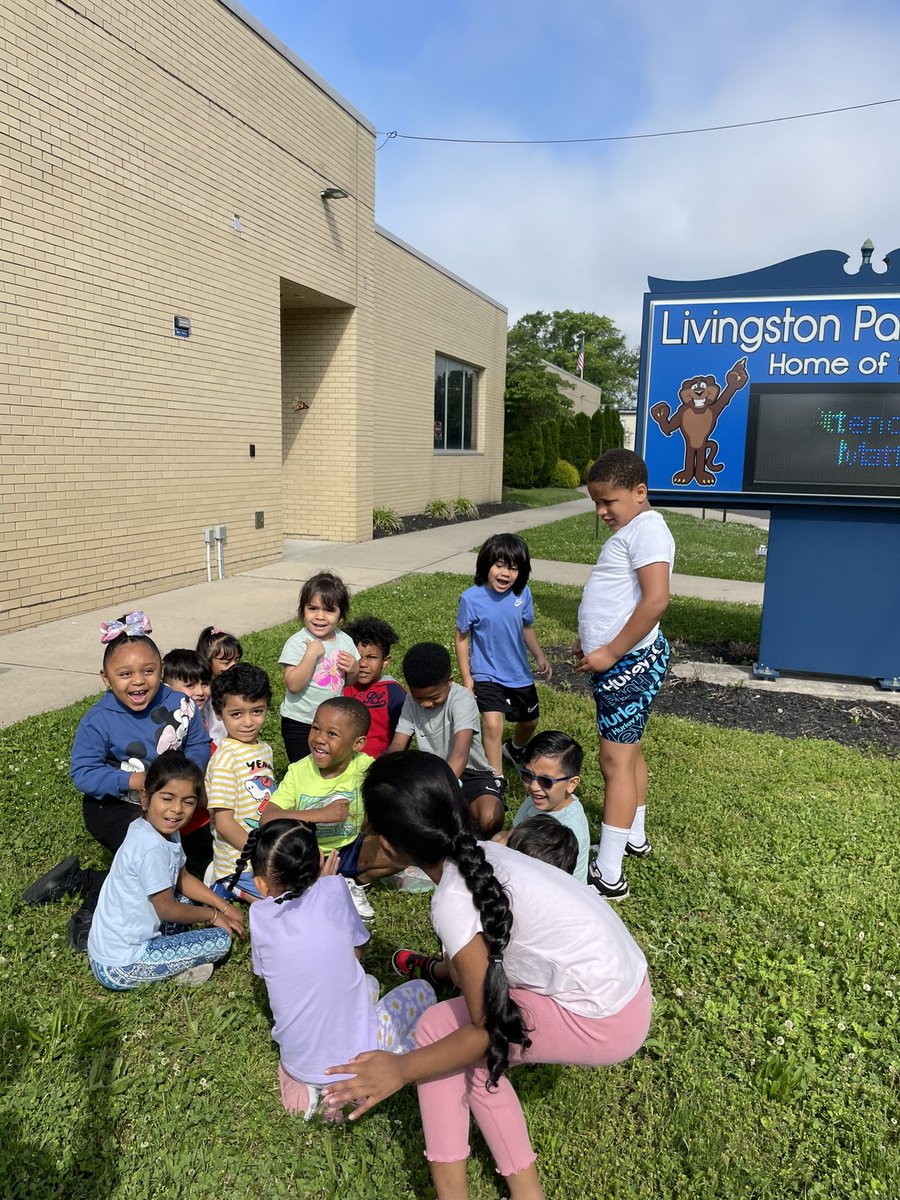 MissVatLP's tweet photo. We were so excited to release our butterflies! We had the help of @MrSeanBrown_βs friends and they told us amazing facts about the butterflies before we released them! #NBTeamPreschool #WhyLP https://t.co/aYSy90qa9Z