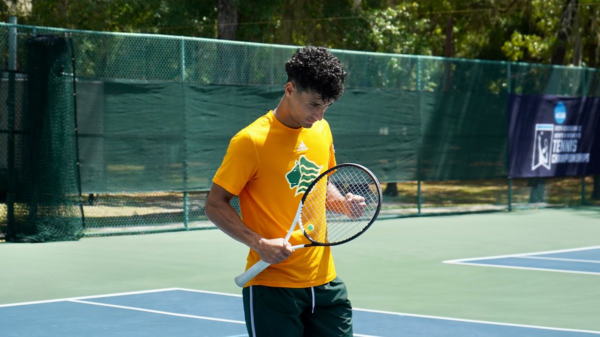 SEMIFINALS BOUND! #1 @saintleotennis defeats #20 Wayne State, 4-0 to advance to the @NCAADII national semifinals! The Lions will take on the 2-seed #3 Valdosta State at 9 a.m. on Friday 🔗tinyurl.com/yk66887y #GOLIONS 🦁 | #SAINTLEO1PRIDE 🦁