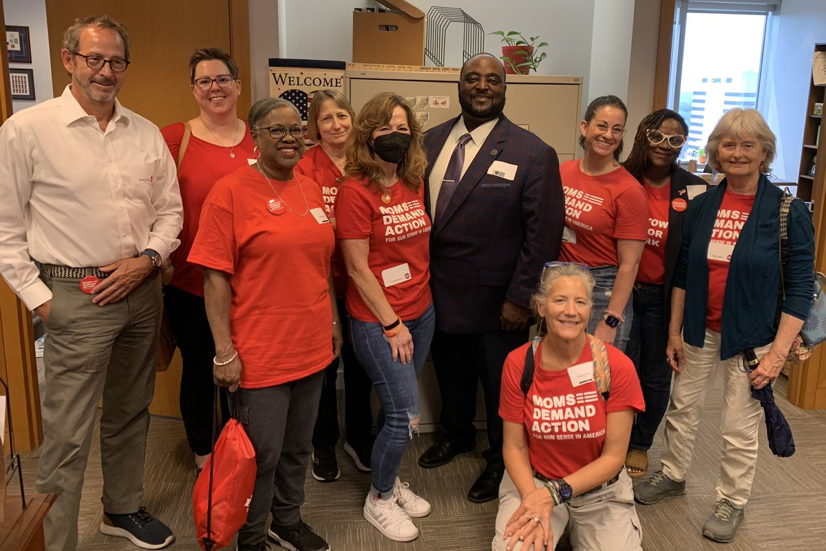 LesleyVerbus4us's tweet photo. I'm ready to #DemandASeat! Honored to graduate from this inspiring program. Learning alongside this group of committed @momsdemand &amp; @studentsdemand volunteers has been such a amazing experience. Now it's time to put it all into practice! Demand. Run. Change. @Everytown https://t.co/fC7QU50v45