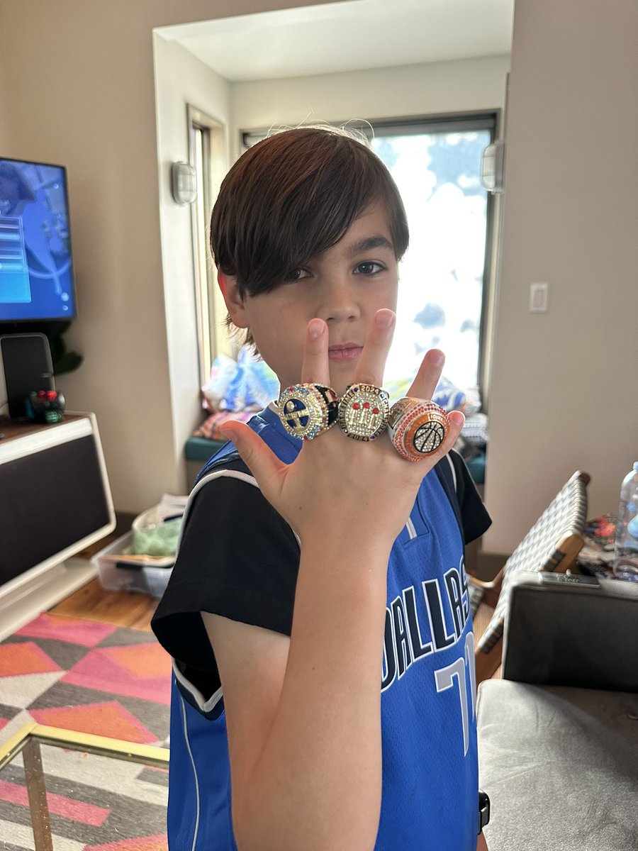 Shaq and Draymond - 4 rings
My 11 year old nephew - 3 rings
Kenny - 2 rings
Chuck - ???

Go mavs! @NBAonTNT
