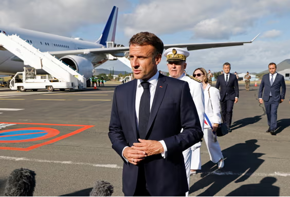 Thread on Emmanuel Macron's visit to New Caledonia. Will update it over the day. The French President declares on arrival that his top priority is a return to 'peace and calm.' Says he'll also discuss the 'most delicate' political questions around the future of New Caledonia 1/