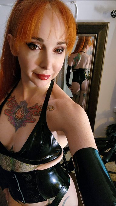 Nothing like a good pegging in the morning 😈🖤⛓️ https://t.co/0xJsJzHgs1