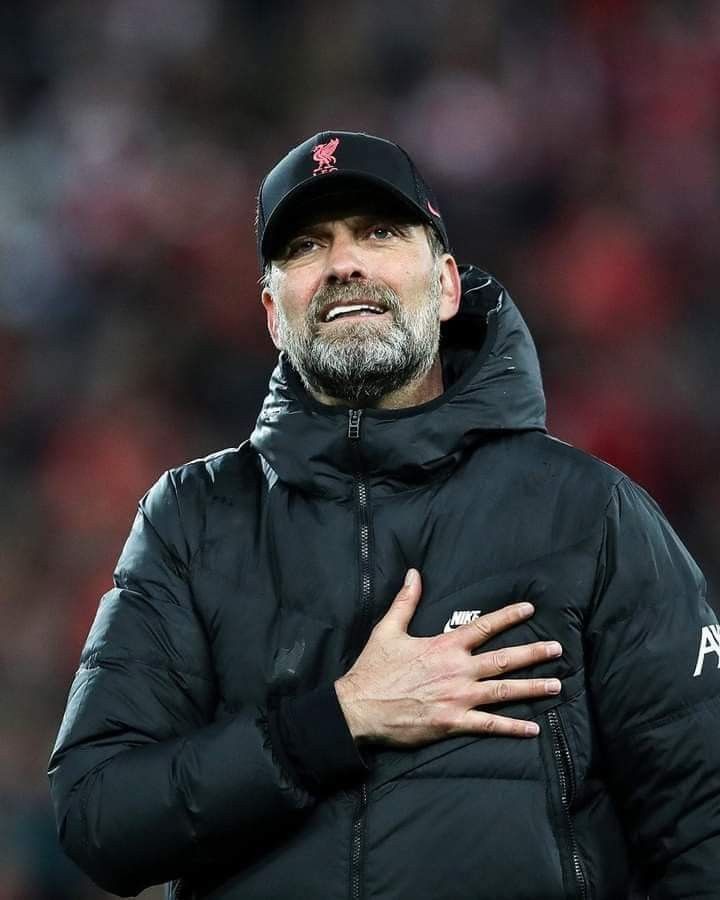 updateswiftbr's tweet photo. O futebolista e técnico multi-campeão Jürgen Klopp revelou que sua esposa garantiu ingressos para eles irem a "The Eras Tour" em Liverpool.

— Segundo o The Athletic, o técnico chegou até a dar uma palhinha de "Shake It Off". https://t.co/Wxozh1IdO7