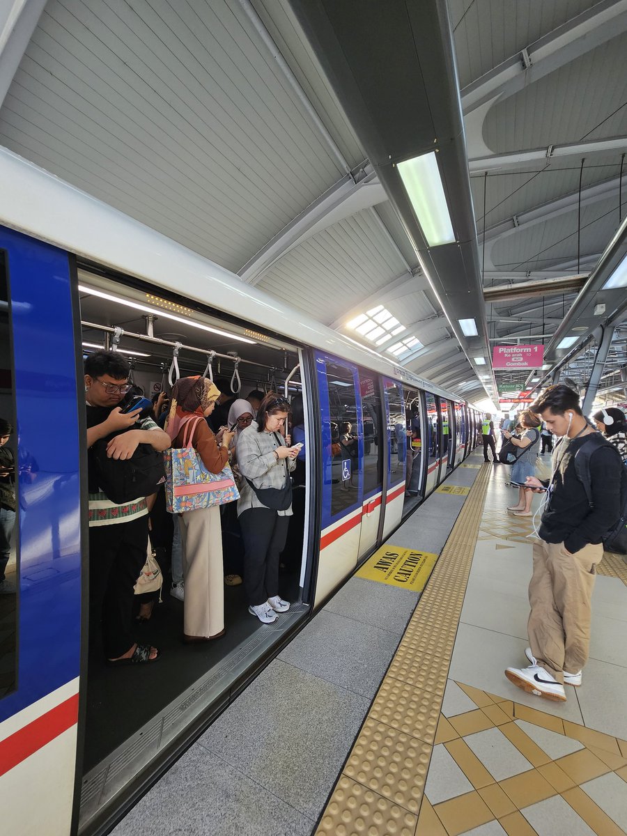 LRT Kelana Jaya Line ada switch issue repair waktu rush hour, is CRAZY. like properly CRAZY.