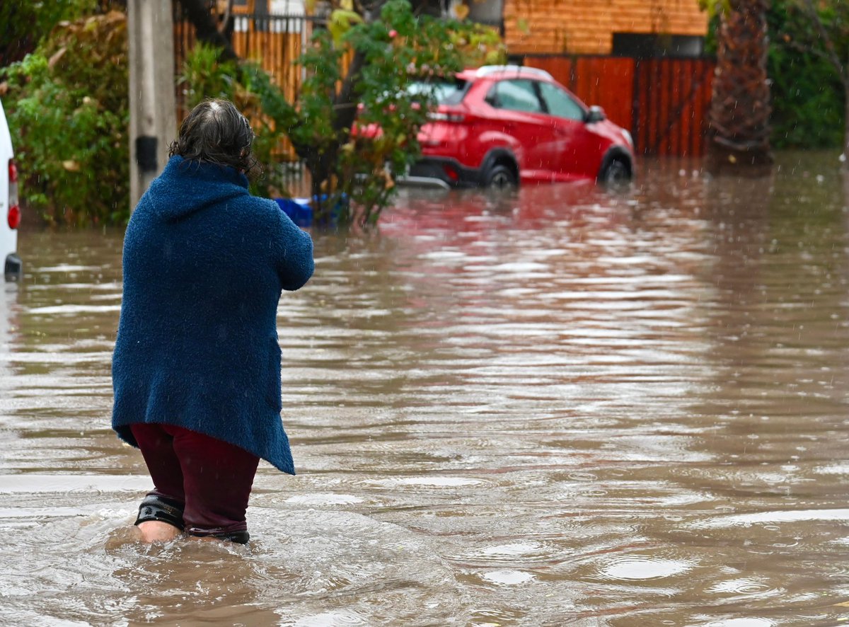 Hemos tenido un #SistemaFrontal importante en Santiago y si bien hemos tenido anegamientos habituales, lo más complicado de la región está en #Quilicura: más de 20 viviendas fueron inundadas con casi un metro de agua en su interior. Investigaremos qué es lo que ocurrió,