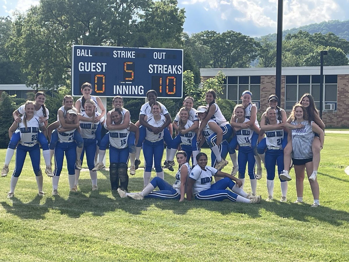 Laney Adie strikes out 12 while pitching a no hitter to defeat Belleville to advance to the 2nd round of the state tournament.  Gianna Marinelli had two hits including a double and Quinn Johnson also added a double for the win.  Way to go Streaks!!! 💙⚡️🥎