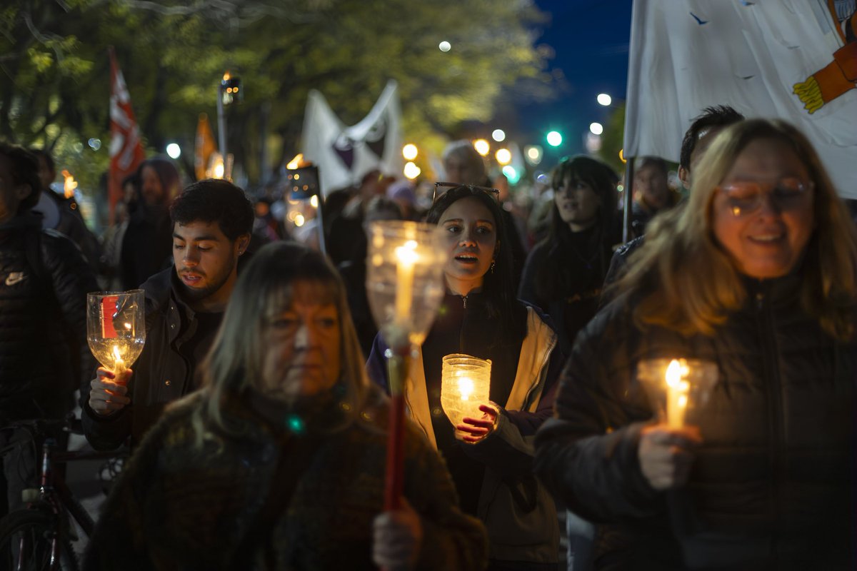 emergentesmedio's tweet photo. Mientras Milei hace su show en el Luna  Park, estudiantes y profesores, convocados por la Universidad del Comahue, marchan en defensa de la educación pública. 

Fotos: Pablo Leguizamon para Emergentes https://t.co/6RrI0xh3Rf