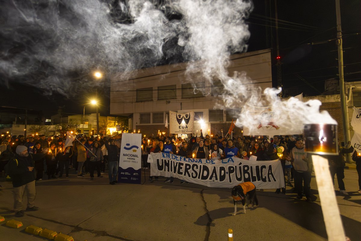 emergentesmedio's tweet photo. Mientras Milei hace su show en el Luna  Park, estudiantes y profesores, convocados por la Universidad del Comahue, marchan en defensa de la educación pública. 

Fotos: Pablo Leguizamon para Emergentes https://t.co/6RrI0xh3Rf