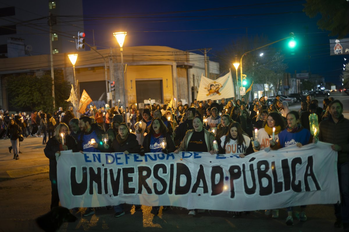 emergentesmedio's tweet photo. Mientras Milei hace su show en el Luna  Park, estudiantes y profesores, convocados por la Universidad del Comahue, marchan en defensa de la educación pública. 

Fotos: Pablo Leguizamon para Emergentes https://t.co/6RrI0xh3Rf