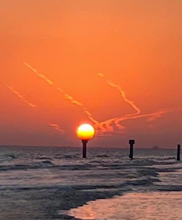 FLORIDA SUNSET ☀️🌴 The Fort Myers Beach Pier appearing to hold up the sun before it sets along the Gulf. Cool shot! Credit: @WINKNews viewer John Mount @stormhour