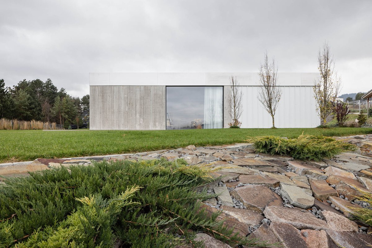 Esta casa se encuentra en el centro de Eslovaquia, en una colina por encima de Banská Bystrica. Además de la conexión orgánica del interior con el exterior, la forma horizontal y la sutileza del terreno, el concreto le da un carácter mimetizante. | ow.ly/RyE750Rt20n