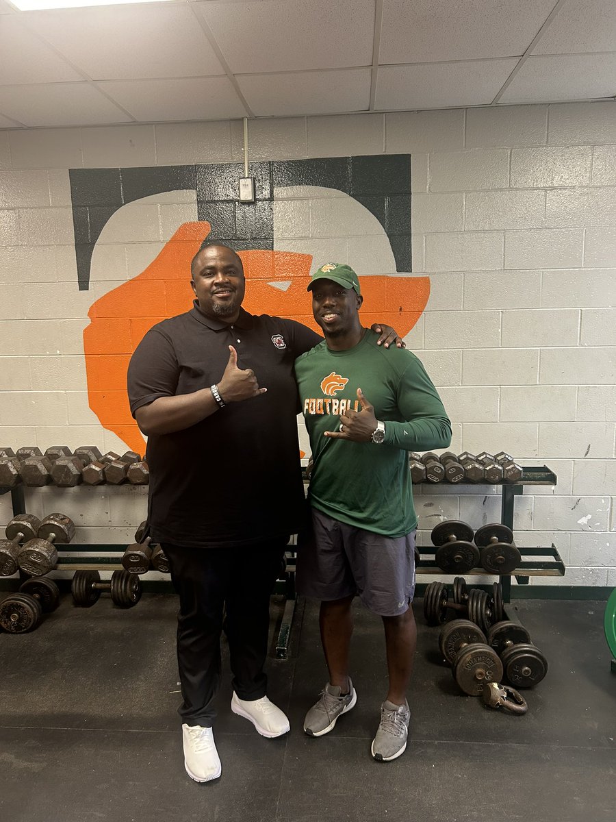 Timberland Wolves Football! (@twolves843) on Twitter photo We appreciate Coach <a href="/CoachTeasley/">Lonnie Teasley</a> from THE UNIVERSITY OF SOUTH CAROLINA coming by to visit our Timberland High School Wolves! Genuine solid dude! 🤜🏾🤛🏾 Awwwww boom! GC! 🤙🏾 GC! 🤙🏾 IYKYK! We cocky! 🤙🏾😎 Go Wolves! 🐺💪🏾 We appreciate Coach <a href="/CoachTeasley/">Lonnie Teasley</a> from THE UNIVERSITY OF SOUTH CAROLINA coming by to visit our Timberland High School Wolves! Genuine solid dude! 🤜🏾🤛🏾 Awwwww boom! GC! 🤙🏾 GC! 🤙🏾 IYKYK! We cocky! 🤙🏾😎 Go Wolves! 🐺💪🏾
