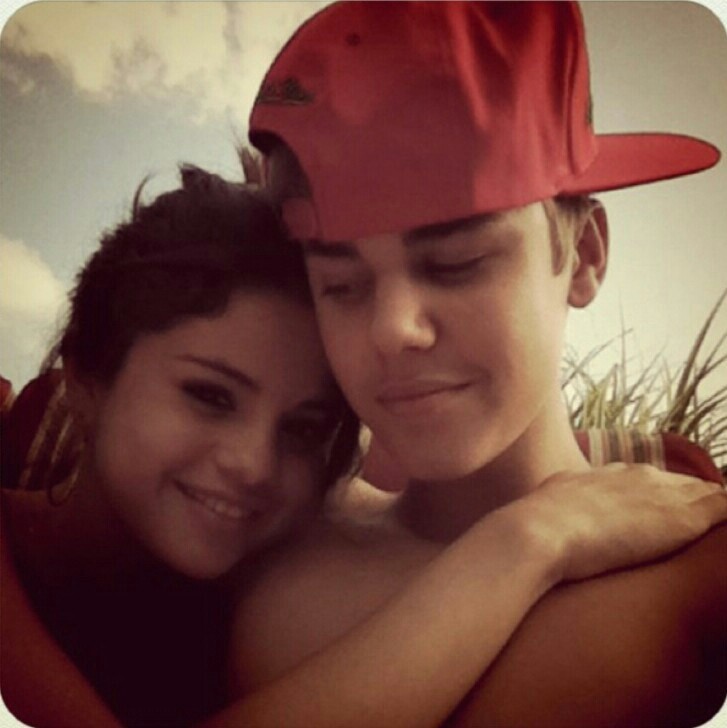 el contrato detrás de la historia de amor de Justin Bieber y Selena Gómez. un hilo: