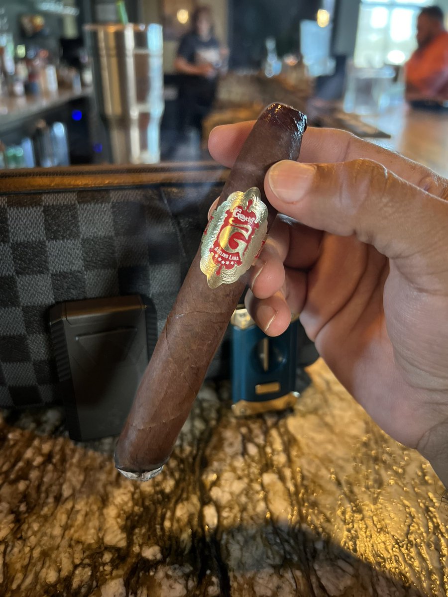 Man what a day, so I’m letting loose by smoking a Graycliff Original PGX @GraycliffCigars @xifeicigartools #GraycliffCigars #GraycliffOriginalPGX #XifeiCigarTools #CigarLifestyle #CigarCulture #CigarSociety #CigarOfTheDay #SmokeClassy #BOTL #SOTL #CigarEnvy #PSSITA #CigarsWithMe