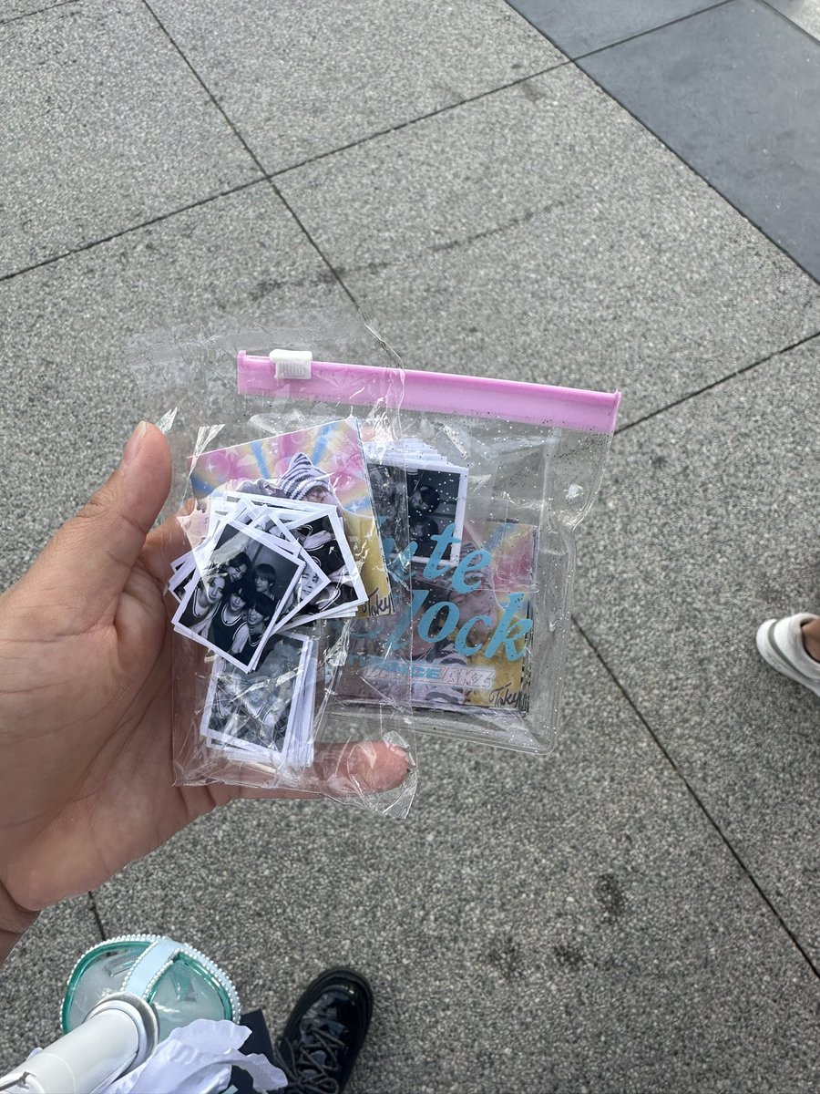 nczns_'s tweet photo. omg guys sorry it was a like hectic for la day1 but i’m in line to get in for day2  wearing cereal txt!!

freebies fan support 
#TXT_IN_LA #TXT #TXT_TOUR_ACTPROMISE https://t.co/1vQqeaSpyY