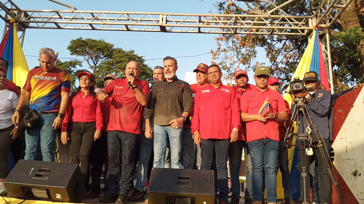 emiliorafael_'s tweet photo. #ConChávezYMaduroPaLoQueSea 
En #NuevaEsparta el jueves #16Mayo recibimos a nuestro 1er Vicepdte del @PartidoPSUV, el hermano capitán @dcabellor 

"Nosotros tenemos que prepararnos para luchar, para vencer y para defender la victoria de la Revolución Bolivariana en cada rincón" https://t.co/uEW2sYb3yI
