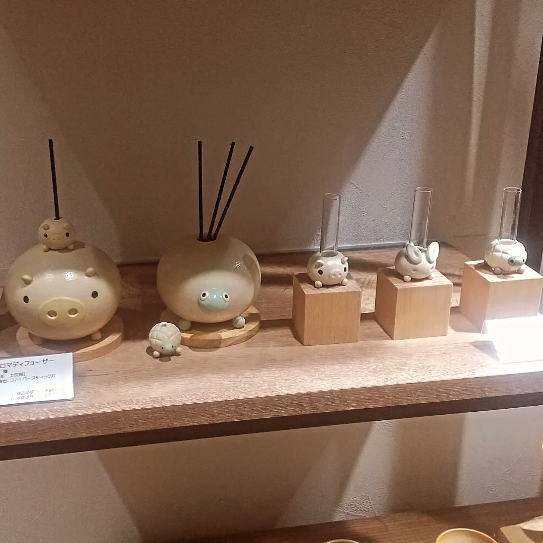 itsukikoubou's tweet photo. 5月23日、神戸阪急様の5階うつわプラス内にて出展2日目です。
#陶器 #食器 #木工 #木雑貨 #手作り #時計 #木の時計 #犬の時計 #ceramics #pottery #potterylife #woodworking #woodwork #woodworkcraft #japan #兵庫県 #神戸市 #神戸阪急 #うつわプラス #樹工房 #itsukikoubou https://t.co/2KRqWT9xWA
