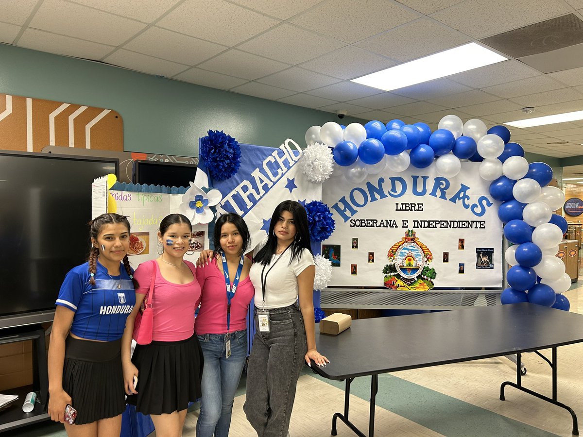 What a great way to celebrate the many cultures at our school! Today's celebration highlighted the beauty we share and brought us together as a family. #Diversity #Unity #mialdine #culturefest #ﻭِﺻَﺎﻝ @LaPromesa_AISD @AldineISD