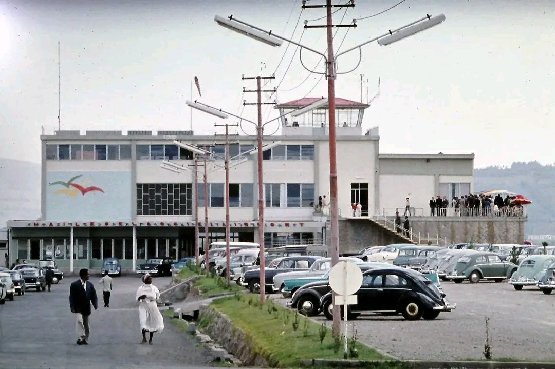 The renovated Old Airport at Lideta back in 1959 G.C

ተሻሽሎ የተሰራው የልደታ አይሮፕላን ማረፊያ በ1951 ዓ.ም

#deromzenderom #ድሮምዘንድሮም