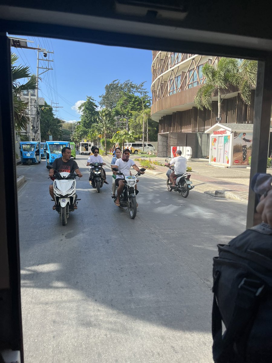 どこも基本ノーヘルね
#ボラカイ　#フィリピン　#海外生活