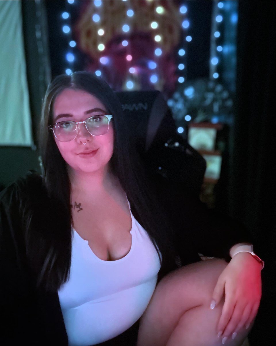 ShadesofBlue_16's tweet photo. I want you bad, complete me, mistreat me. 🖤 

#twitchstreamer #twitchaffiliate #smallstreamer #girlgamer #pcgaming #cod #valorant #theoffspring https://t.co/hJLaOnUqqm