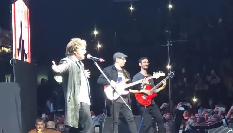 Se derrumba la economía y el empleo mientras la pobreza y la indigencia aumentan hasta límites escandalosos. La Argentina se cae a pedazos. ¿Qué hace el presidente? Cumple su sueño de ser cantante. Hay que decirlo claramente: No está capacitado mentalmente para dirigir un país.