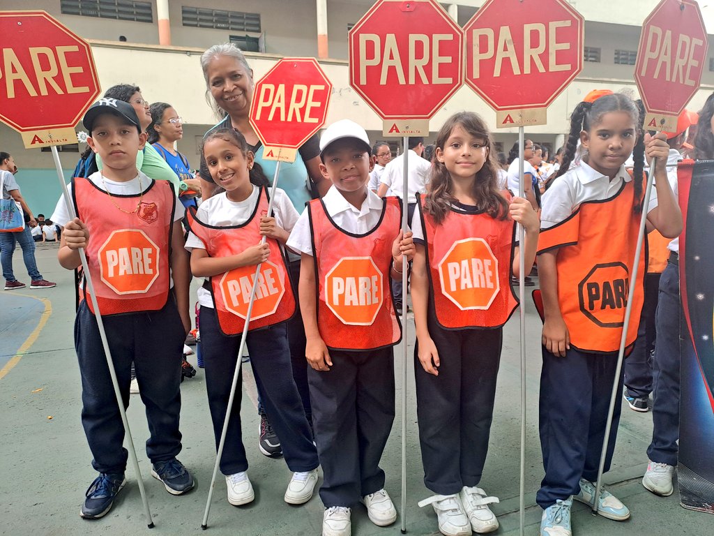 28 instituciones educativas del municipio Girardot, fueron juramentadas como Brigadas de  Patrulla Escolar en un acto lleno de alegría, colorido y compromiso ciudadano. 

#PuebloMaduroPaLasQuesea 
<a href="/NicolasMaduro/">Nicolás Maduro</a> 
<a href="/_LaAvanzadora/">Yelitze Santaella</a> 
@MPPEDUCACION 
<a href="/Soykarinacarpio/">Karina Carpio</a> 
<a href="/LeiraSuarezPsuv/">LeyraSuarezPsuv</a>