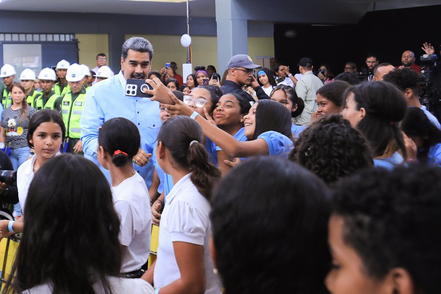 Estoy contento de haber recuperado totalmente y entregado listo el Complejo Educativo “Mariano Picón Salas” de Petare, en el municipio Sucre, estado Miranda. Quedó nuevo de paquete, con sus instalaciones modernas, bonitas, funcionales, aulas, pasillos y espacios de una tremenda