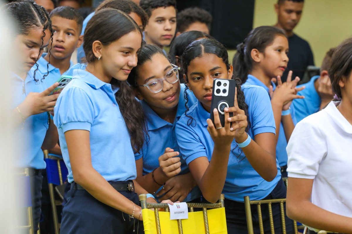 NicolasMaduro's tweet photo. Las escuelas y liceos del país están renaciendo con las BRICOMILES, recuperando y colocándolas bonitas con la unión cívico - militar perfecta, gracias a los trabajadores y trabajadoras. Y así debe ser siempre, que renazcan integralmente las instituciones educativas, en la calidad, la pedagogía y la participación.