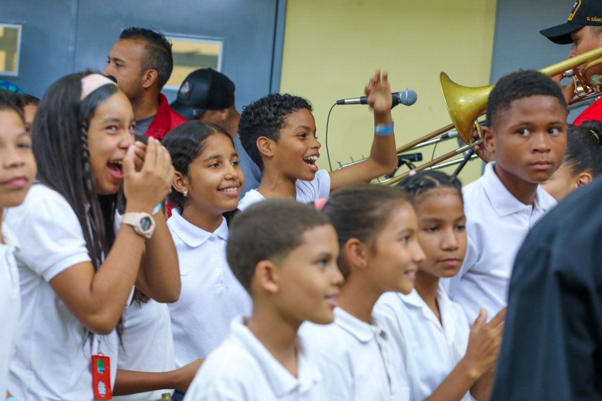 NicolasMaduro's tweet photo. Las escuelas y liceos del país están renaciendo con las BRICOMILES, recuperando y colocándolas bonitas con la unión cívico - militar perfecta, gracias a los trabajadores y trabajadoras. Y así debe ser siempre, que renazcan integralmente las instituciones educativas, en la calidad, la pedagogía y la participación.