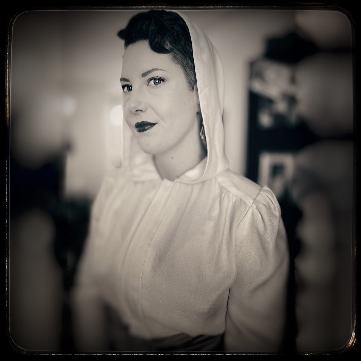 MakingLaurie's tweet image. Have you ever wondered “what would Princess Leia wear if #StarWars was set during WWII?”

This Leia-inspired 1940s 
 gown is the least practical and most expensive thing I’ve ever made… which is probably why it’s my favourite.