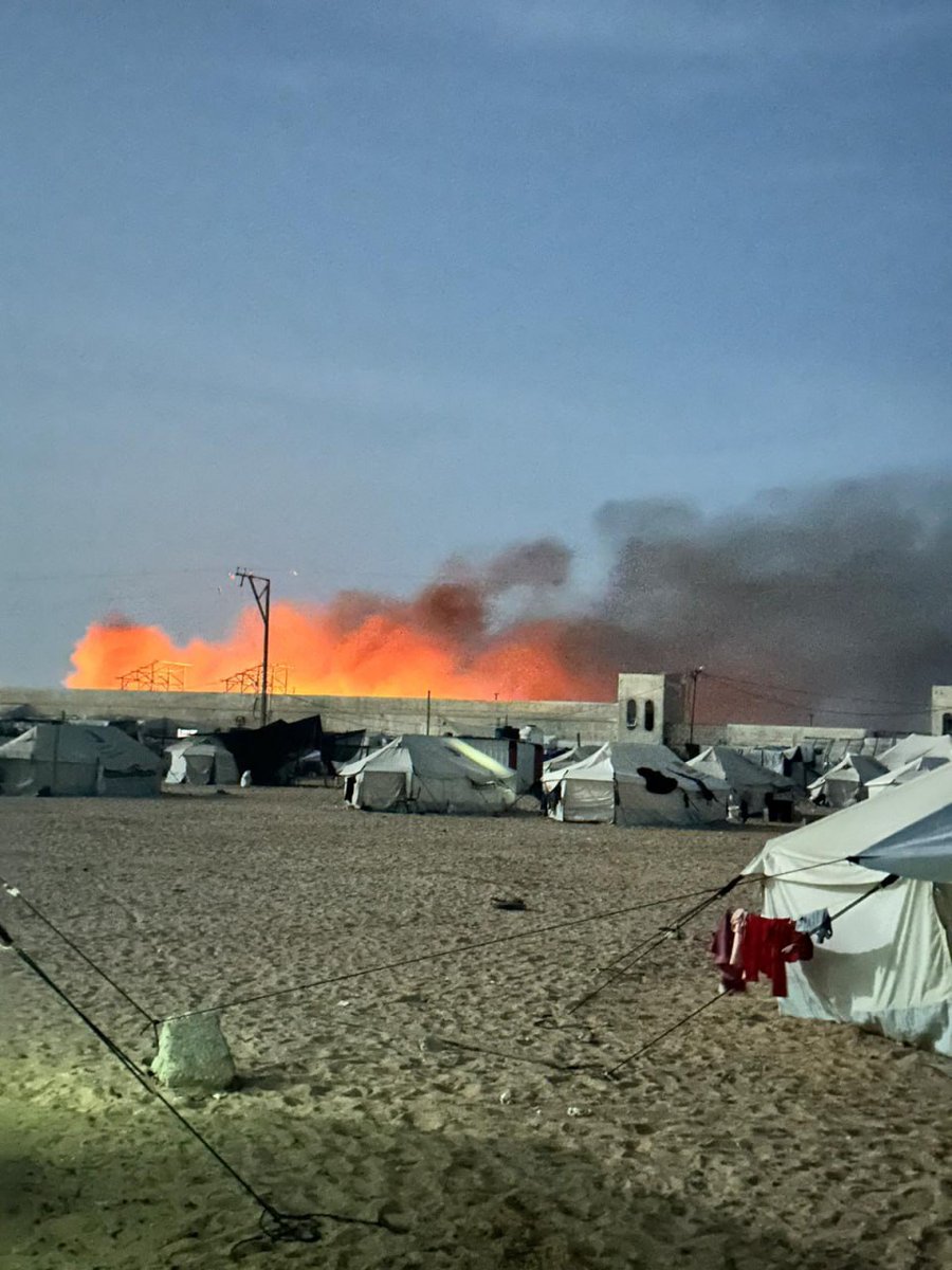 Israeli quadcopters burn #Rafah's market.