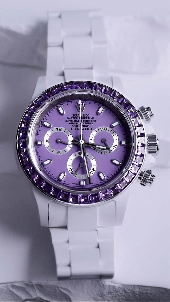 WORLDTIMER_'s tweet image. Aet Remould Rolex Daytona "PURPLE GEMSTONE CERAMIC" (Retail: US$75,900)

Price &amp;amp; Details: bit.ly/3Op4e3k

鑽石錶圈 勞力士地通拿 全陶瓷手錶 

#daytonarolex #rolexceramic #diamondRolex #rainbowdaytona #purpledial #LuxuryStyle #rolexexplorer #RolexOyster #rolexperpetual