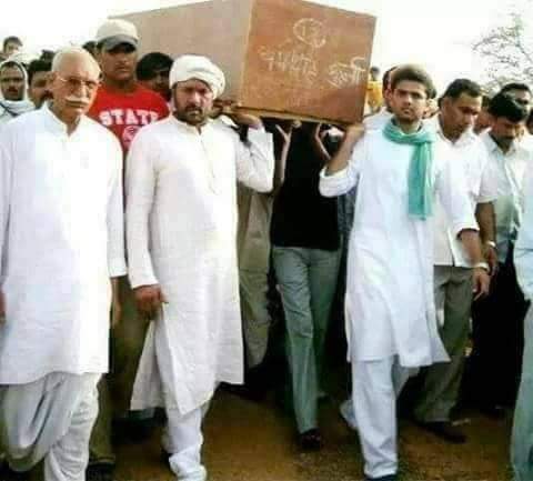 Sandeep67438097's tweet photo. #गुर्जर_आंदोलन_बलिदान_दिवस #23मई_गुर्जर_आंदोलन_के_वीर_शहीदो_को_मेरा_नमन🙏🙏 तेरे सीने पर लगने वाली वो गोली भी सौ-सौ बार रोई होगी। गुर्जर कौम का हिस्सा होने पर मुझे गर्व है!आज वो दिन है जब हमारे आंदोलनकारी 73 भाईयों ने सरकार की गोलियों के सामने अपना सीना खोल दिया था, https://t.co/3ZTQHvlD57