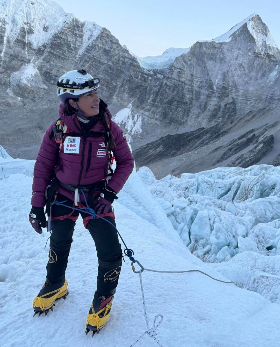Ligia Madrigal Moya, la primera costarricense 🇨🇷 en alcanzar la cima del Monte Everest. En 2023 Moya intentó por primera vez alcanzar esos 8.848 metros, hoy por fin lo hizo a las 17:02 pm (hora local). Por @teleSURtv