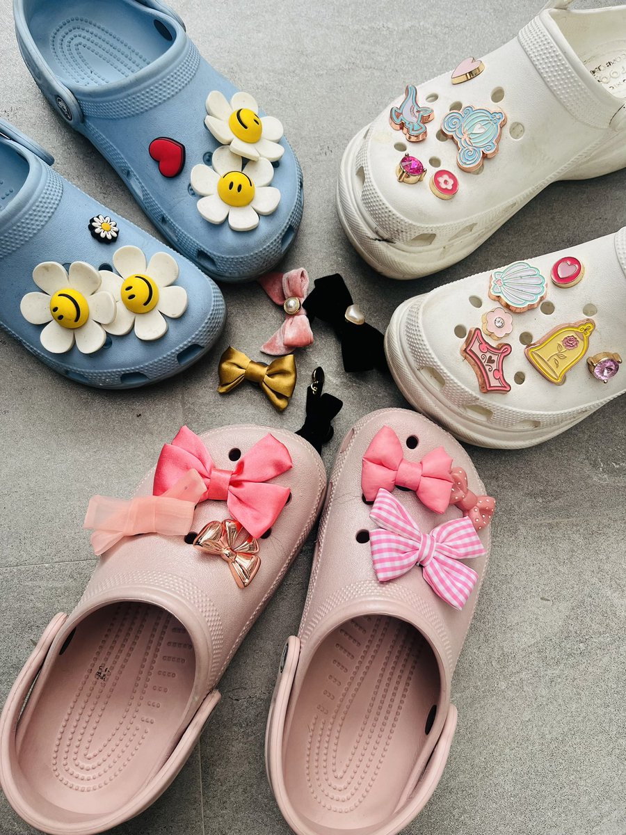 _ccaakkee's tweet image. ยกให้การติดจิบบิทที่รองเท้า เป็นศิลปะขั้นสูงได้มั้ย มันต้องให้แมตซ์ บางทีในเซตมันก็ไม่แมตซ์กัน ก็ต้องซื้อเซตอื่นมาแมตซ์เพิ่ม 1 คู่ ต่อ 1 เซต ไม่เคยมีอยู่จริง 🥹🤣 #ขออภัยความเยิน #jibbitz #jibbitzcrocs #crocsth #wigglewiggle