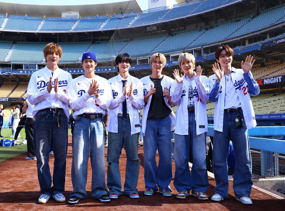 RIIZE_NEWS's tweet photo. [230523] RIIZE News & Articles

South Korean boy group RIIZE visited Dodger Stadium, where the Dodgers-Diamondbacks match will be held.

The members watched the pre-game practice on the field and took commemorative photos Yoshinobu Yamamoto

This day's match will be held as "KOREAN HERITAGE NIGHT."

🔗 https://t.co/rplV5L4elC

#RIIZE #라이즈
@RIIZE_official