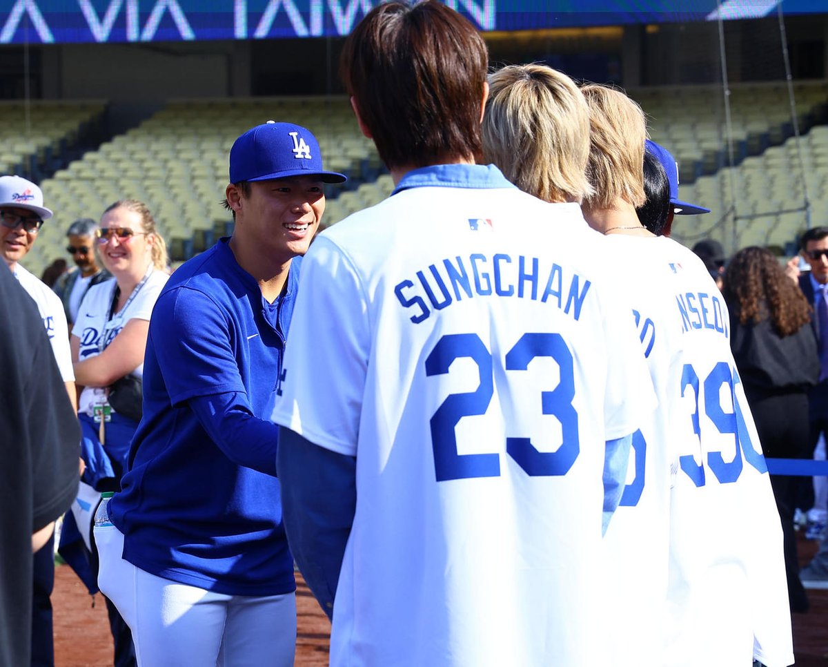 RIIZE_NEWS's tweet photo. [230523] RIIZE News & Articles

South Korean boy group RIIZE visited Dodger Stadium, where the Dodgers-Diamondbacks match will be held.

The members watched the pre-game practice on the field and took commemorative photos Yoshinobu Yamamoto

This day's match will be held as "KOREAN HERITAGE NIGHT."

🔗 https://t.co/rplV5L4elC

#RIIZE #라이즈
@RIIZE_official