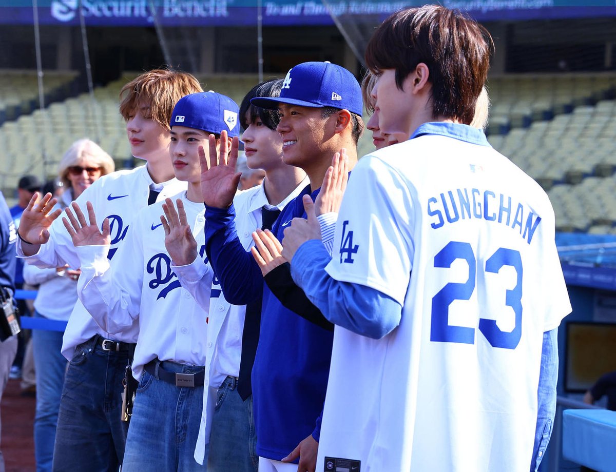 RIIZE_NEWS's tweet photo. [230523] RIIZE News & Articles

South Korean boy group RIIZE visited Dodger Stadium, where the Dodgers-Diamondbacks match will be held.

The members watched the pre-game practice on the field and took commemorative photos Yoshinobu Yamamoto

This day's match will be held as "KOREAN HERITAGE NIGHT."

🔗 https://t.co/rplV5L4elC

#RIIZE #라이즈
@RIIZE_official