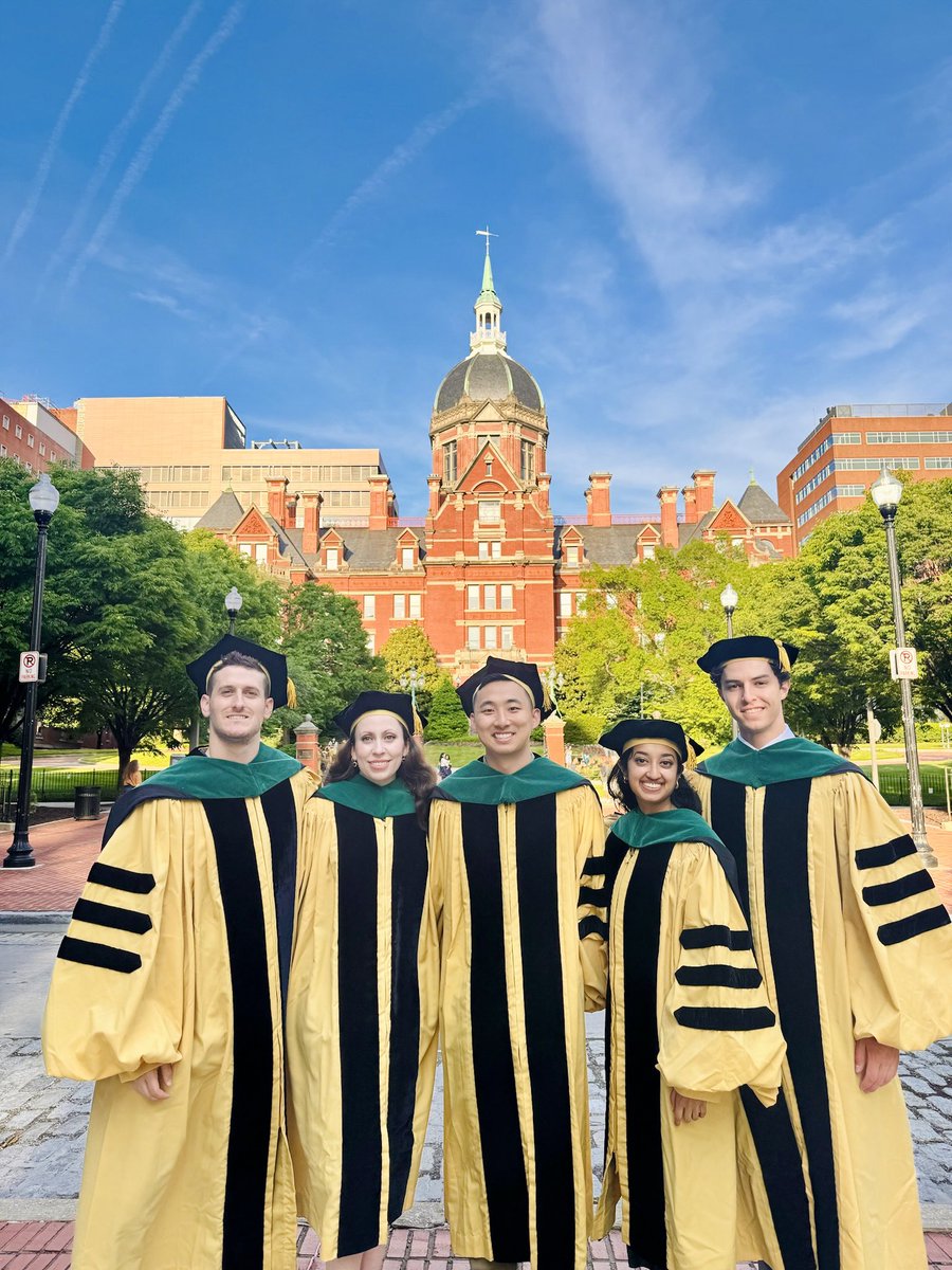 One degree hotter! 👨🏻‍🎓🩺 Thank you @kamarroneMD for hooding me (and convincing me to stay in med school), and to all my other mentors I’m so lucky to have learned from @josephcmurray @MotherinMed @redcell_doc @LukaszPGondek @joyfelicianomd @DrJNaidoo @andishahu and so many more ❤️