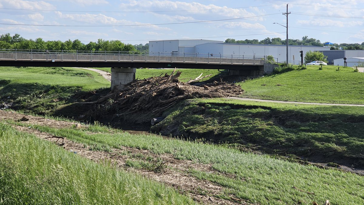 Huge shoutout to @OmahaOfficial, @CityofBellevue, @CityofPapillion for getting the area trails cleared so quickly of most of the mud and debris after yesterday's floods! Just a massive amount of debris out there, highest I have ever seen the waters while I have been here.